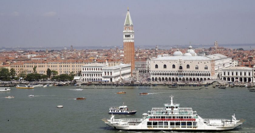 Venedik aynı gün turistlere ücretli giriş ücreti getiriyor