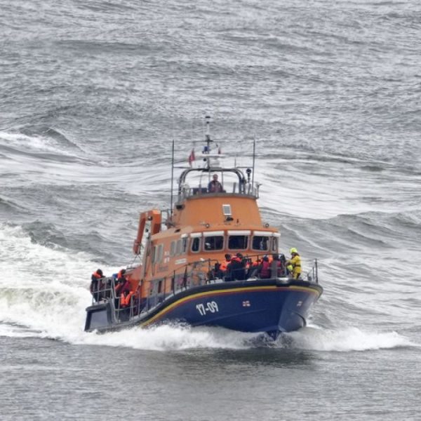 Manş Denizi'ni geçerek İngiltere'ye geçmeye çalışan 5 göçmen hayatını kaybetti