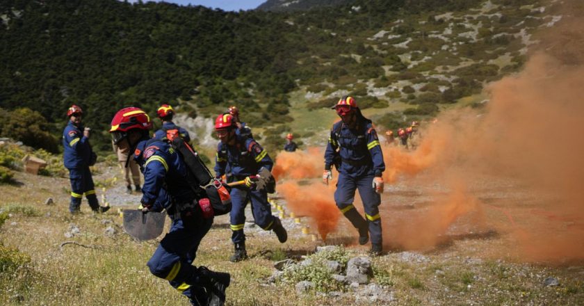 Yunanistan'da yangın sezonu erken başladı;  itfaiye ekipleri ikiye katlandı