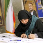 İran'da halk, liderin ölümünün ardından cumhurbaşkanlığı seçimi için sandık başına gitti