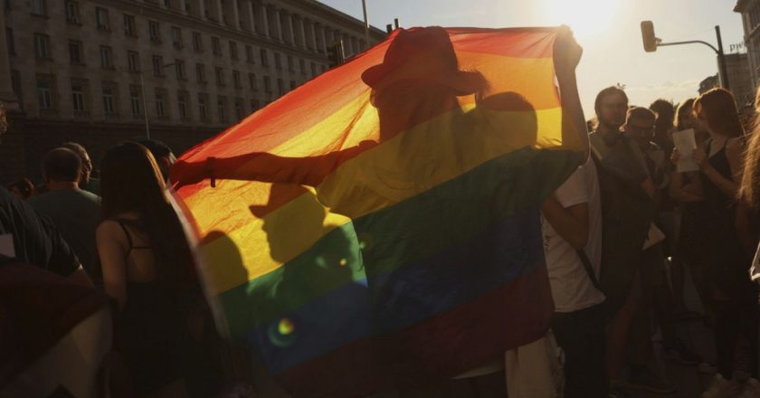 Okullarda LGBTQ+ “propagandası” yasağı, Bulgar parlamentosu önünde protesto