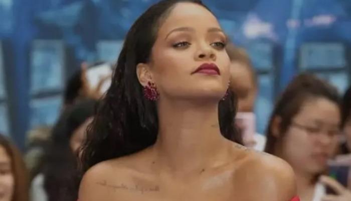 Rihanna büyük kanatlı kostümüyle karnavala damgasını vurdu!  Bir bakan tekrar baktı