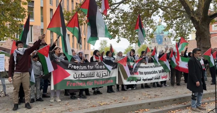 İsrail’in sivillere yönelik saldırılarını meşrulaştıran Bakan Baerbock, Almanya’da protestolara yol açtı